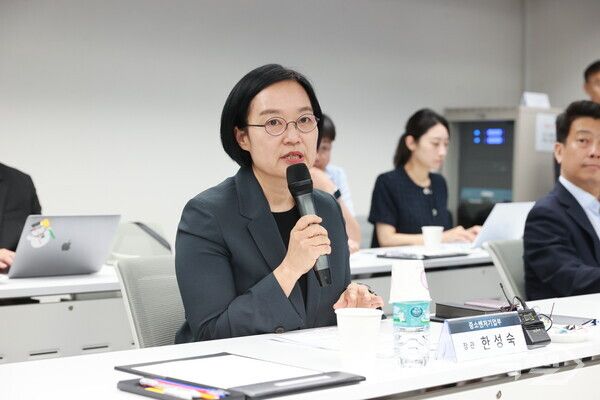 한성숙 중소벤처기업부 장관이 13일 서울 종로구 광화문빌딩에서 열린 벤처생태계 활성화를 위한 정책 현장투어에서 인사말을 하고 있다. [중소벤처기업부]