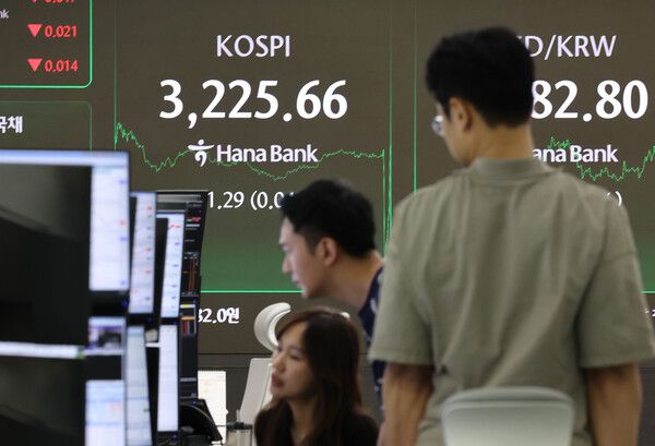 코스피가 1.29p(0.04%) 오른 3225.66에 장을 마감한 14일 서울 중구 하나은행 본점 딜링룸에서 딜러들이 대화하고 있다. [연합뉴스]