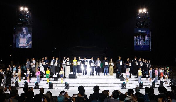 15일 서울 광화문광장에서 열린 제21대 대통령 국민임명식 행사에서 80인의 국민대표들이 무대에 올라와 있다.