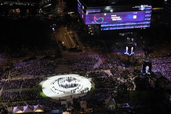 이재명 대통령이 15일 서울 광화문광장에서 열린 제21대 대통령 국민임명식 '광복 80년, 국민주권으로 미래를 세우다' 행사에서 국민 대표로부터 '빛의 임명장'을 받은 뒤 감사 인사를 하고 있다.