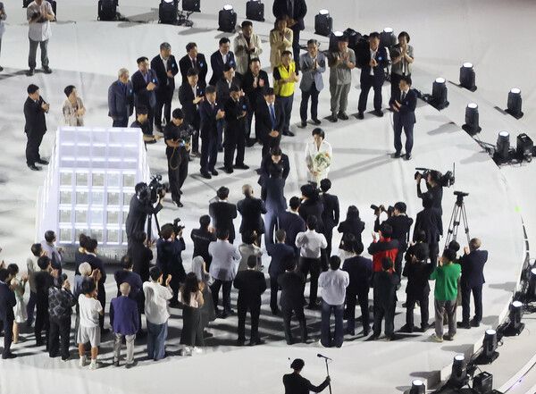 이재명 대통령이 15일 서울 광화문광장에서 열린 제21대 대통령 국민임명식 '광복 80년, 국민주권으로 미래를 세우다' 행사에서 국민 대표로부터 '빛의 임명장'을 받고 있다.