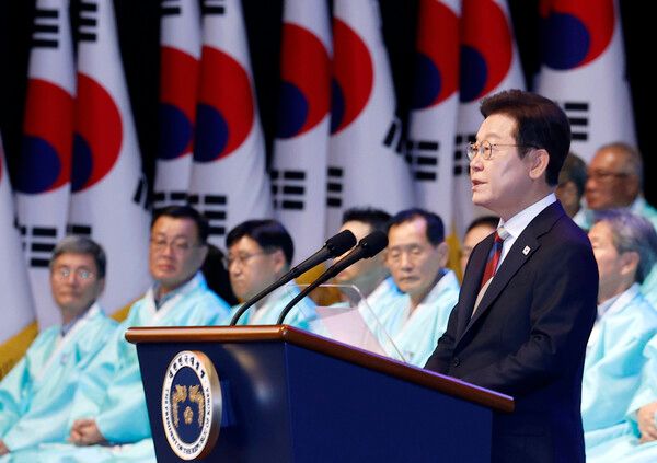 이재명 대통령이 15일 서울 세종문화회관에서 열린 80주년 광복절 경축식에서 경축사를 하고 있다. [연합뉴스]