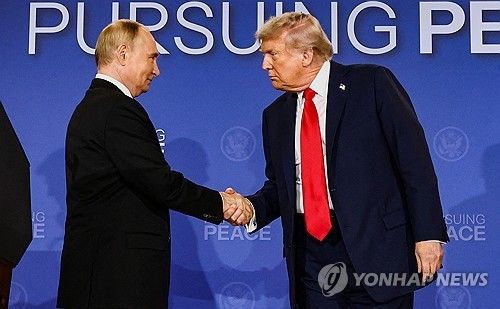 공동 기자회견장서 악수하는 트럼프(오른쪽)와 푸틴. [로이터 연합뉴스]