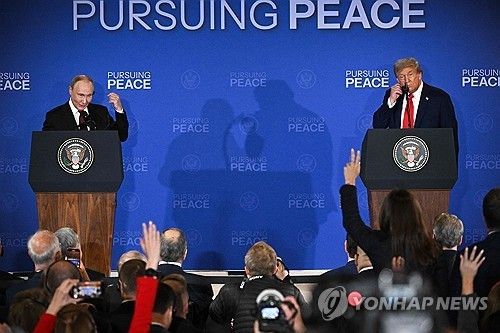 미·러 정상회담 후 공동기자회견 하는 트럼프 대통령(오른쪽)과 푸틴 대통령. [AFP 연합뉴스]