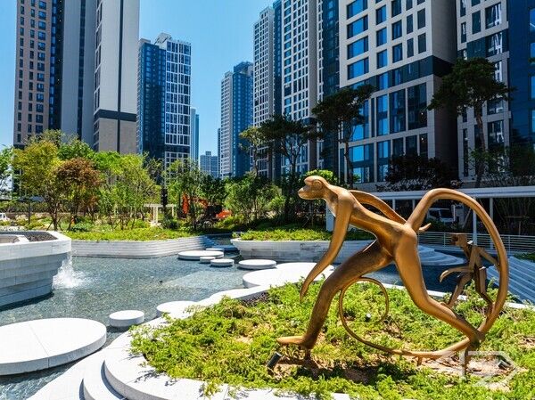 힐스테이트 레이크 송도&nbsp;4차 수경시설에 전시된 대상 ‘돌봄에 대하여(정은형)’. [현대건설]