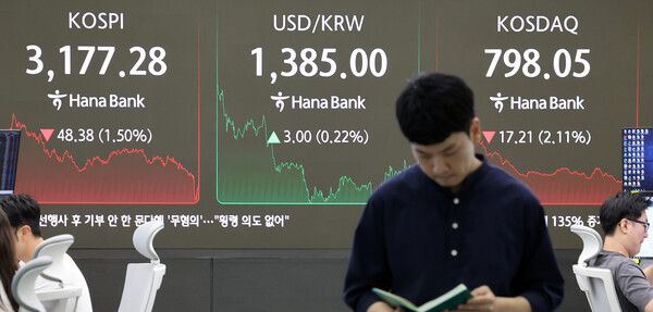 18일 서울 중구 하나은행 딜링룸 모습. [연합뉴스]