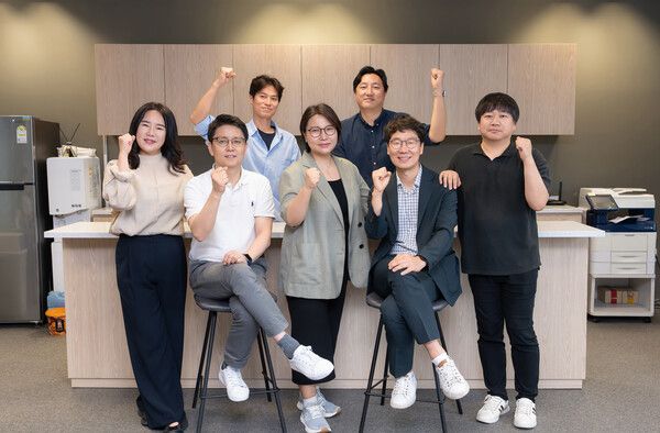 서울 광화문 교보생명 본사 '이노스테이지'에서 교보생명 사내벤처 4기가 기념촬영을 하고 있다. [교보생명]