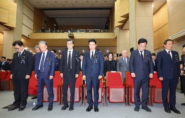 18일 서울 동작구 국립서울현충원 현충관에서 열린 김대중 전 대통령 서거 16주기 추모식에서 참석자들이 묵념하고 있다. 왼쪽부터 우원식 국회의장, 권노갑 김대중재단 이사장, 김홍업 김대중평화센터 이사장, 강훈식 대통령비서실장, 정청래 민주당 대표, 송언석 국민의힘 비대위원장, 우상호 정무수석. [연합뉴스]