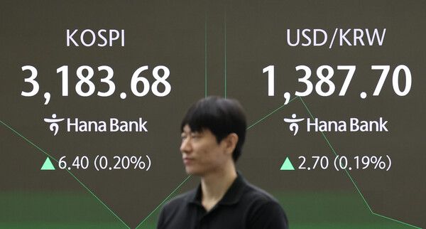 19일 서울 중구 하나은행 딜링룸 모습. [연합뉴스]