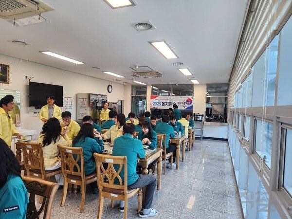 고령교육지원청 을지연습 비상식량 체험 훈련 모습. [고령교육지원청]