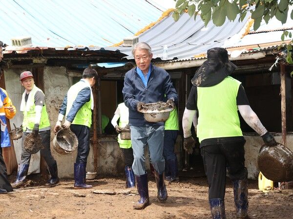 강호동 농협중앙회장이 집중호우 피해 농가를 찾아 복구 작업에 힘을 보태고 있다. [농협중앙회]