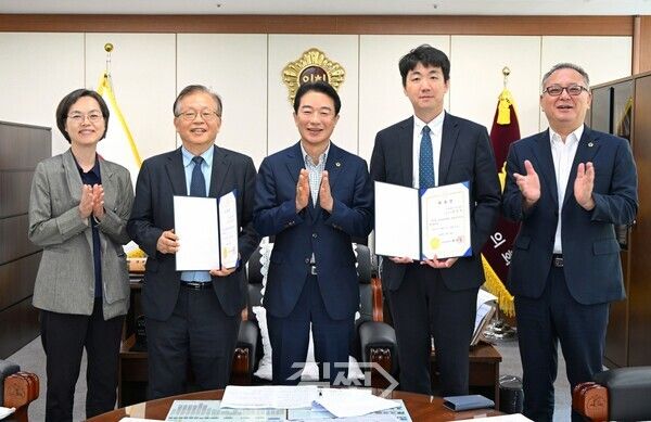 경상남도의회가 의장실에서 입법고문 위촉장 수여식을 개최했다. [경남도의회]