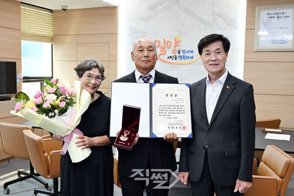 (왼쪽부터) 故 장석태 상병 배우자 김의선 씨, 자녀 장병도 씨, 안병구 시장. [밀양시]