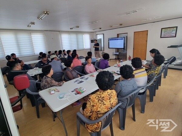 문경시‚ 소규모마을 활성화사업 시행 회의를 하고 있다 [문셩시청]