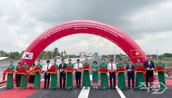 지난 19일(현지시간) 베트남 호찌민시와 동나이성을 잇는 년짝대교(Nhon Trach Bridge) 개통식이 개최됐다. [금호건설]