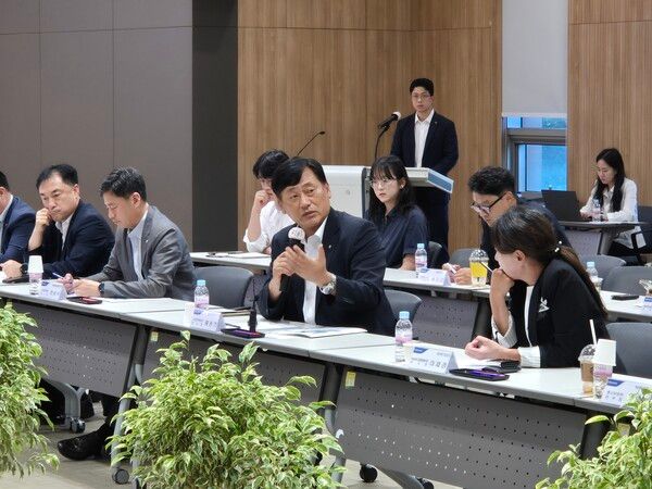 NH농협금융은 19일, 농협은행 충북본부 대회의실에서 농협금융 시너지활성화를 위해 충청권역 시너지협의회를 개최했다. 황종연 부사장(앞줄 오른쪽에서 두 번째)이 협의회를 주재하고 있다. [NH농협금융]