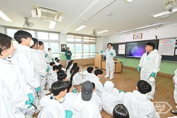 임종식 경북교육감이 경주 양남중학교에서 원전 방사능 누출 대피 훈련에 학생들과 함께 실시하고 있다[경북교육청]