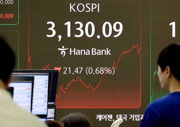 20일 서울 중구 하나은행 딜링룸 모습. [연합뉴스]