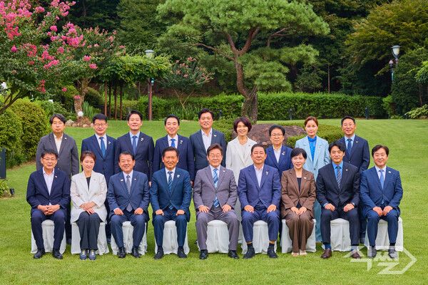 이재명 대통령이 20일 서울 한남동 관저에서 더불어민주당 정청래 대표, 김병기 원내대표 등 지도부와 만찬 전 기념 촬영을 하고 있다. [대통령실]