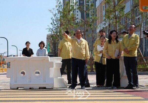 김석준 교육감이 에코델타시티 대저중앙초 인근 통학로 안전점검을 펼치고 있다. [부산교육청]