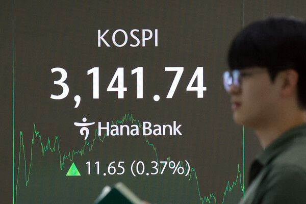 21일 서울 중구 하나은행 딜링룸 모습. [연합뉴스]