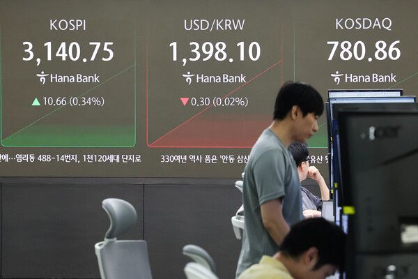 21일 서울 중구 하나은행 딜링룸 모습. [연합뉴스]