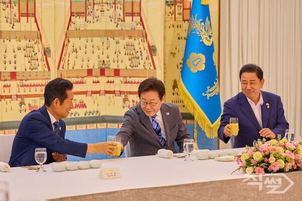 이재명 대통령이 20일 서울 한남동 관저에서 더불어민주당 정청래 대표, 김병기 원내대표 등 지도부와 만찬을 하고 있다. [대통령실]