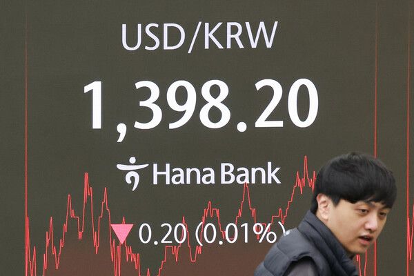 21일 서울 중구 하나은행 딜링룸 모습. [연합뉴스]