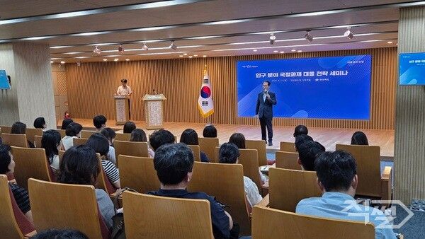 경북도는 21일 도청에서 시군, 국책·민간 연구기관, 대학 등 전문가 100여명과 함께 ‘인구 분야 국정과제 대응 전략 세미나’를 열고 저출생과 전쟁 정책 구상과 국비 확보 방안을 논의했다[경상북도]