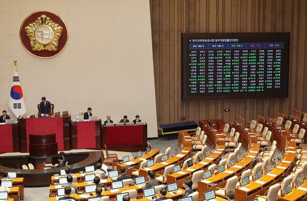 22일 서울 여의도 국회 본회의에서 한국교육방송공사법(EBS법) 개정안이 통과되고 있다. [연합뉴스]