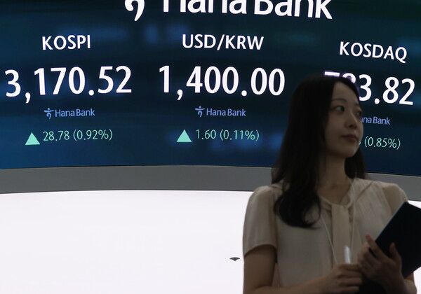 22일 서울 중구 하나은행 딜링룸 모습. [연합뉴스]