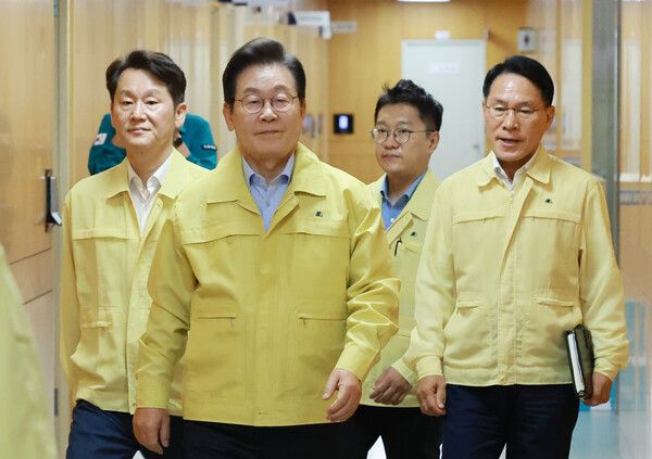 이재명 대통령이 21일 서울 용산 대통령실 청사에서 열린 8차 수석·보좌관 회의에 입장하고 있다. [연합뉴스]