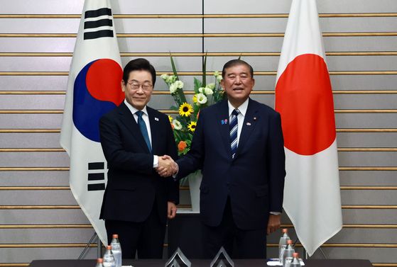 이재명(왼쪽) 대통령과 이시바 시게루 일본 총리가 23일 일본 도쿄 총리 관저에서 열린 한일 확대정상회담에 앞서 기념촬영을 하며 악수하고 있다. [연합뉴스]