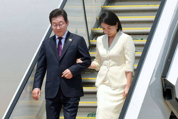 이재명 대통령과 김혜경 여사가 23일 일본 도쿄 하네다공항에 도착해 공군 1호기에서 내리고 있다. [연합뉴스]