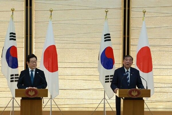 이재명 대통령이 23일 일본 도쿄 총리 관저에서 이시바 시게루 일본 총리와 공동 언론 발표를 하고 있다. [연합뉴스]