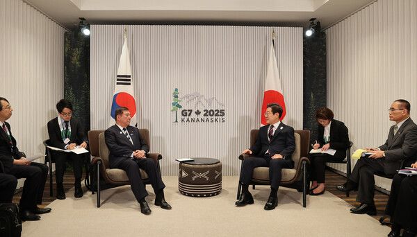 이재명 대통령이 지난 6월 17일(현지시간) 캐나다 앨버타주 캐내내스키스 주요 7개국(G7) 정상회의장에서 이시바 시게루 일본 총리와 한일 정상회담을 하고 있다. [연합뉴스]