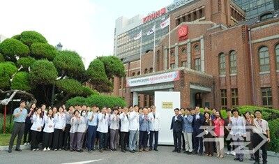 경북대학교병원은 지난 22일 병원 본관 앞에서 에이펙(APEC) 응급의료 수탁병원 지정 현판식에서 기념촬영을 하고 있다 [경북도청]