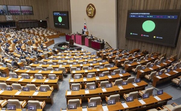 방송법 개정안 국회 통과 국회가 21일 본회의를 개최, 방송문화진흥회법(방문진법) 개정안을 통과시키고 있다. 국민의힘은 필리버스터(합법적 의사방해)로 법안 통과를 막았지만 더불어민주당 주도로 국회문턱을 넘었다. [연합뉴스]