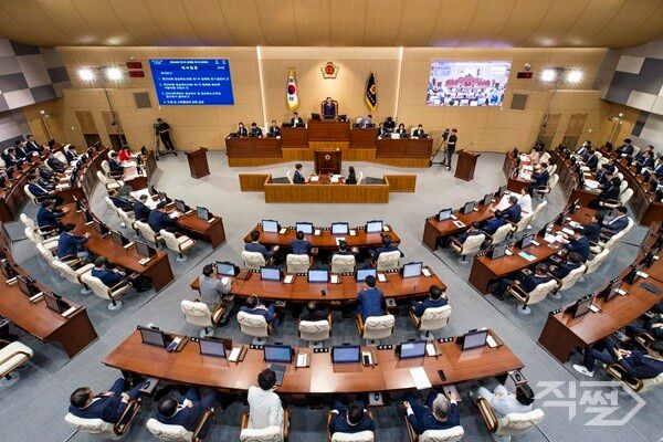 경북도의회는 25일부터 다음달 4일까지 제357회 임시회를 열고 11일간의 일정으로 의정활동에 돌입한다 {경북도의회}