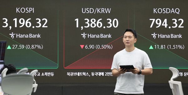 25일 서울 중구 하나은행 딜링룸 모습. [연합뉴스]