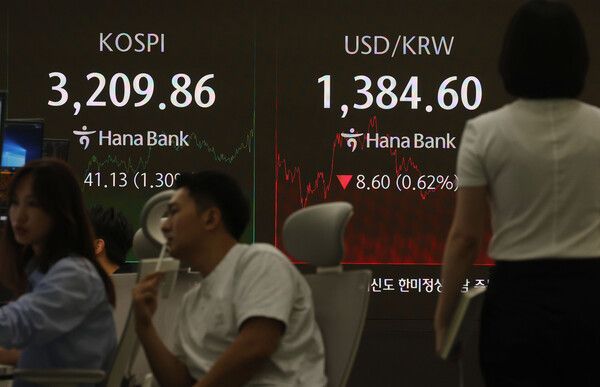 25일 서울 중구 하나은행 딜링룸 모습. [연합뉴스]