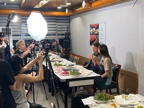 홍콩 대표 방송사인 TVB가 한우 유통 현장에서 취재하고 있다 [경북도청]