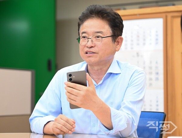 이철우도지사 지난해 5월27일 히라이신지와 통화하는 장면 [경북도청]