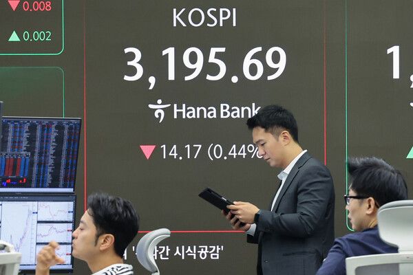 26일 서울 중구 하나은행 딜링룸 모습. [연합뉴스]