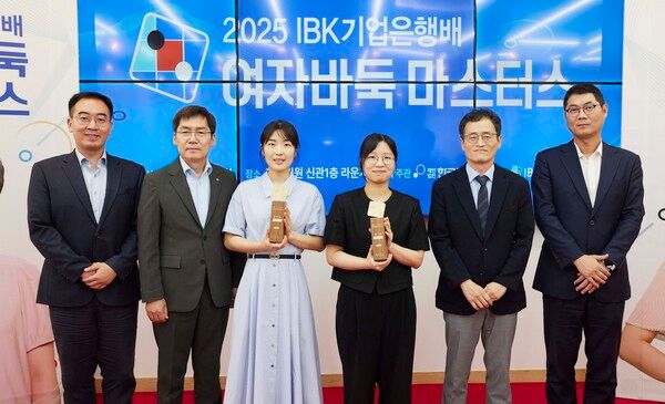 지난 25일 서울 성동구 한국기원에서 열린 ‘2025 IBK기업은행배 여자바둑 마스터스 대회’ 시상식에서 (왼쪽부터) 박정상 9단, 김형일 IBK기업은행 전무이사, 오정아 5단, 최정 9단, 양재호 한국기원 사무총장, 한종진 한국프로기사협회 회장이 기념촬영을 하고 있다. [IBK기업은행]