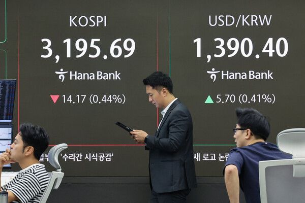 26일 서울 중구 하나은행 딜링룸 모습. [연합뉴스]