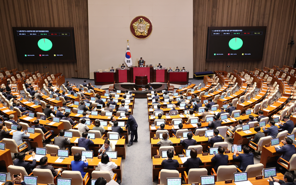 24일 국회 본회의에서 ‘노동조합 및 노동관계조정법 2·3조 개정안(노란봉투법)’이 통과되고 있다. [연합뉴스]