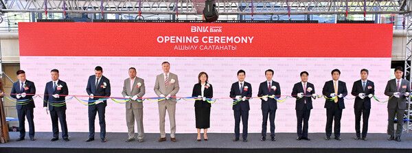 BNK금융그룹은 26일 카자흐스탄 알마티에서 카자흐스탄 은행법인(BNK Commercial Bank) 개소식을 가졌다. (사진 왼쪽 5번째부터) 카자흐스탄 중앙은행 부총재 비탈리 뚜투시킨, 카자흐스탄 금융감독원장 마지나 아빌카시모바, BNK금융그룹 빈대인 회장, BNK캐피탈 김성주 대표, BNK부산은행 방성빈 은행장, KOTRA 김정훈 관장이 기념촬영을 하고 있다. [BNK금융그룹]