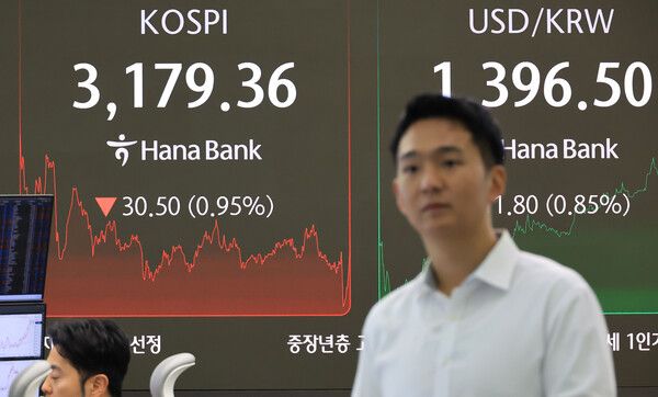 26일 서울 중구 하나은행 딜링룸 모습. [연합뉴스]