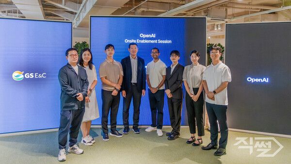 허윤홍&nbsp;GS건설&nbsp;대표(사진&nbsp;왼쪽 네번째)&nbsp;및&nbsp;관계자와&nbsp;OpenAI&nbsp;담당자들이 지난 21일 서울&nbsp;종로구&nbsp;GS건설&nbsp;본사에서 21일 기념사진을&nbsp;촬영하고&nbsp;있다. [GS건설]